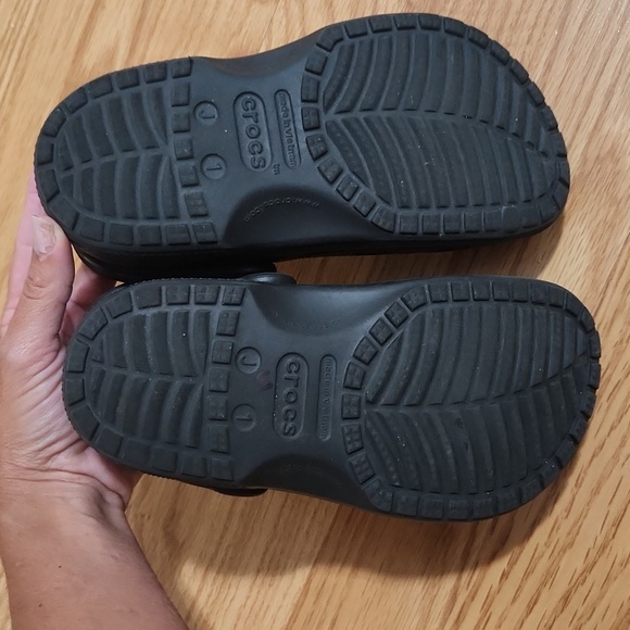 CROCS Classic Kids Black Ventilated Clogs - Picture 6 of 6